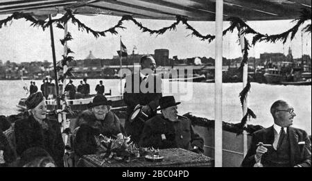 Winston Churchill mit seiner Frau und Königin Wilhelmina von den Niederlanden an Bord einer Barge auf einem Kanal in Amsterdam. Mai 10 Stockfoto