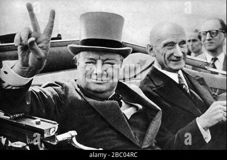 Winston Churchill besucht Metz, Frankreich, mit dem französischen Finanzminister Robert Schuman. Bastille Day. Juni 1946.