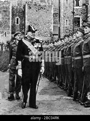 Winston Churchill als "Lord Warden of the Cinque Ports" inspiziert die Ehrenwache in Dover Castle. August 1946 Stockfoto