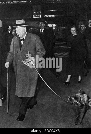 Winston Churchill mit seiner Tochter Diana und seinem Hund Rufus auf dem Weg zur konservativen Parteikonferenz. Oktober 1948. Stockfoto