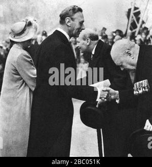 Winston Churchill und Clement Atlee begrüßen den König und die Königin bei der Eröffnung des Festival of Britain. Battersea, London. Mai 1951 Stockfoto