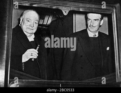 Winston Churchill mit Außenminister Anthony Eden auf dem Weg nach Paris für Gespräche mit dem französischen Premierminister, M. Pleven.16. Dezember 1951. Stockfoto