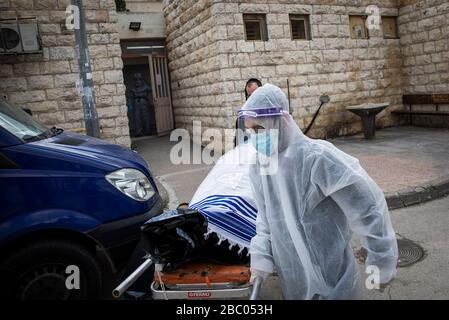 Jerusalem, Israel. April 2020. Mitglieder der Hevrat Kadisha, einer jüdischen Organisation, die Leichen verstorbener Juden für die Bestattung vorbereitet, transportieren die Leichen von Israelis, die nach ihrem Tod in Frankreich nach dem Abschluss eines Coronavirus repatriiert wurden. Kredit: Ilia Yefimovich / dpa / Alamy Live News Stockfoto