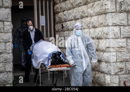 Jerusalem, Israel. April 2020. Mitglieder der Hevrat Kadisha, einer jüdischen Organisation, die Leichen verstorbener Juden für die Bestattung vorbereitet, transportieren die Leichen von Israelis, die nach ihrem Tod in Frankreich nach dem Abschluss eines Coronavirus repatriiert wurden. Kredit: Ilia Yefimovich / dpa / Alamy Live News Stockfoto