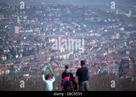 Stuttgart, Deutschland. April 2020. Die Menschen stehen auf dem Birkenkopf und sehen sich die Aussicht auf die Innenstadt an. Mehr als 15.000.000 Kubikmeter Schutt wurden nach dem zweiten Weltkrieg auf dem Hügel deponiert. Der Berg wird im Volksmund 'Monte Scherbelino' genannt. Kredit: Marijan Murat / dpa / Alamy Live News Stockfoto