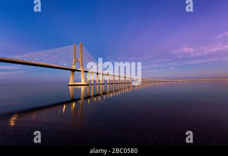 Portugal, Lissabon - Brücke Vasco da Gama in Lissabon nachts. Europa. Langzeitfotografie Stockfoto