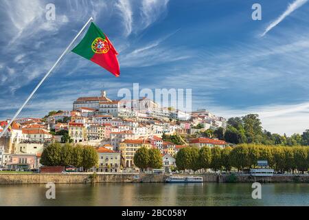 Blick auf die alte Universitätsstadt Coimbra und die mittelalterliche Hauptstadt Portugals mit portugiesische Flagge. Europa Stockfoto