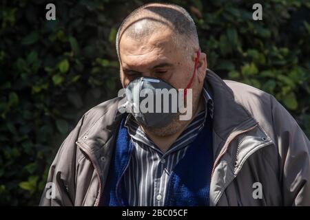 Beirut, Libanon. April 2020. Ein männlicher Fußgänger, der eine chirurgische Maske als Schutz vor kovisanten 19 Infektionen trägt, während sich die Beiruter Bürger während der Sperrzeit und der wirtschaftlichen Not an das Leben anpassen, nachdem die Regierung Quarantäne und nächtliche Sperrungen angeordnet hatte, die die Ausbreitung des neuen Coronavirus eindämmen sollten. Das neuartige Coronavirus verursacht für die meisten Menschen leichte oder mäßige Symptome, für ältere Erwachsene und Menschen mit bestehenden Gesundheitsproblemen kann es jedoch zu schwerer Krankheit oder Tod führen. Credit: amer ghazzal/Alamy Live News Stockfoto