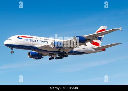 London, Großbritannien - 1. August 2018: Airbus A380-Flugzeug von British Airways am Flughafen London-Heathrow (LHR) in Großbritannien. Airbus ist eine Luft Stockfoto