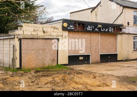 Außenansicht des verlassenen und aufgegebenen Ladens im Dorf Green Tye, Much Hadham, Hertfordshire. GROSSBRITANNIEN Stockfoto