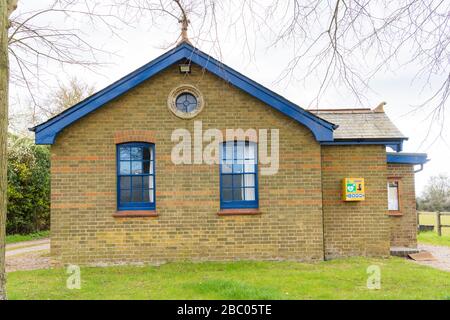 Lebensrettender Defibrillator an der Wand der Missionshalle, Green Tye, Much Hadham, Hertfordshire. GROSSBRITANNIEN Stockfoto