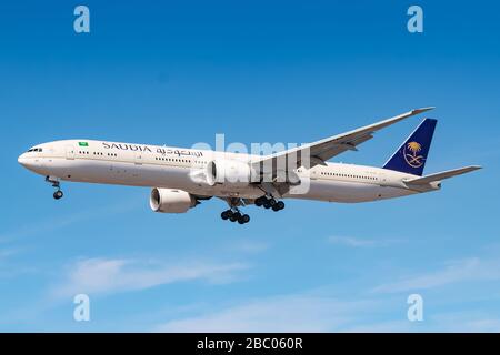 London, Großbritannien - 1. August 2018: Boeing 777 der Saudi Arabian Airlines am Flughafen London-Heathrow (LHR) in Großbritannien. Boeing ist Stockfoto