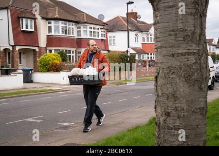 Tony Rosa liefert Lebensmittelpakete vom Enfield Council an die Schwächsten in Enfield, North London. Stockfoto