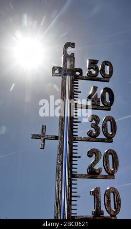 Symbolbild Sommer: Das Thermometer zeigt 43 Grad Wärme, im Hintergrund blauer Himmel und Sonne. [Automatisierte Übersetzung] Stockfoto