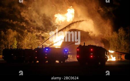 Rettungsmannschaften der Feuerwehr, BRK, THW bei einer Katastrophenkontrolle (simulierte Luftfahrzeugnotlandung mit Explosion) am Flughafen München. [Automatisierte Übersetzung] Stockfoto