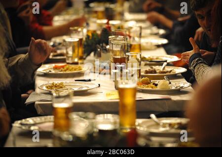 Der katholische Männerwohlfahrtsverband München e. V. (KMFV) hat am Heiligabend im Münchner Hofbräuhaus Obdachlose und Bedürftige zur Weihnachtsfeier eingeladen. [Automatisierte Übersetzung] Stockfoto