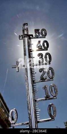 Symbolbild Sommer: Das Thermometer zeigt 43 Grad Wärme, im Hintergrund blauer Himmel und Sonne. [Automatisierte Übersetzung] Stockfoto