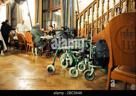 Der katholische Männerwohlfahrtsverband München e. V. (KMFV) hat am Heiligabend im Münchner Hofbräuhaus Obdachlose und Bedürftige zur Weihnachtsfeier eingeladen. [Automatisierte Übersetzung] Stockfoto