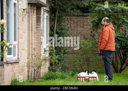 Tony Rosa liefert Lebensmittelpakete vom Enfield Council an die Schwächsten in Enfield, North London. Stockfoto