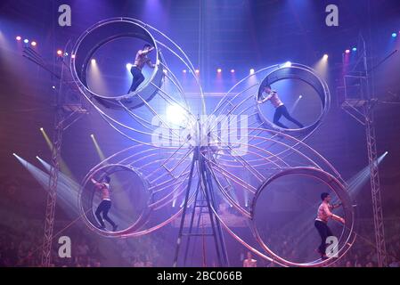 Die Truppe Mustafa Danguir auf dem vierköpfigen Giga-Riesenrad bei der ersten Winterpremiere des Circus Krone in München. [Automatisierte Übersetzung] Stockfoto