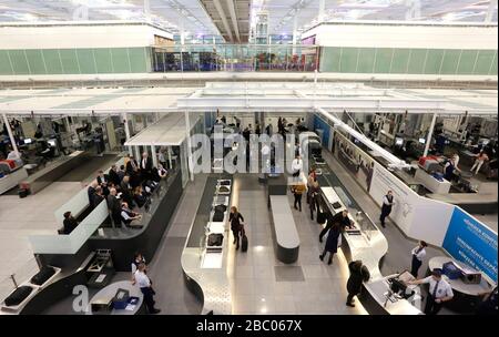 Am Sicherheitskontrollpunkt im Terminal 2 am Flughafen München wurde eine neue Technologie mit zwei geteilten Steuerspuren und einem Computertomographen zum Screening erfolgreich getestet. [Automatisierte Übersetzung] Stockfoto