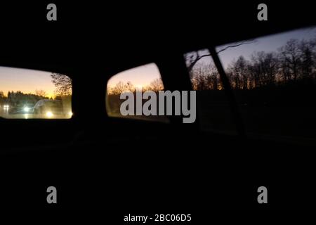 Auf dem Weg auf der A95 von München nach Garmisch. Auf dieser bei Rasern sehr beliebten Strecke kommt es zu vielen Unfällen. Abendatmosphäre auf der Autobahn aus Sicht des Fahrers. [Automatisierte Übersetzung] Stockfoto