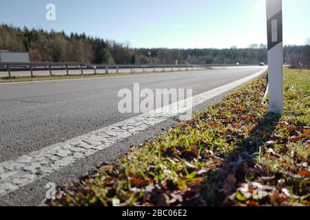 Auf dem Weg auf der A95 von München nach Garmisch. Auf dieser bei Rasern sehr beliebten Strecke kommt es zu vielen Unfällen. Hier die Einfahrt zur Autobahn. [Automatisierte Übersetzung] Stockfoto