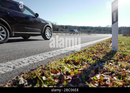 Auf dem Weg auf der A95 von München nach Garmisch. Auf dieser bei Rasern sehr beliebten Strecke kommt es zu vielen Unfällen. Hier die Einfahrt zur Autobahn. [Automatisierte Übersetzung] Stockfoto