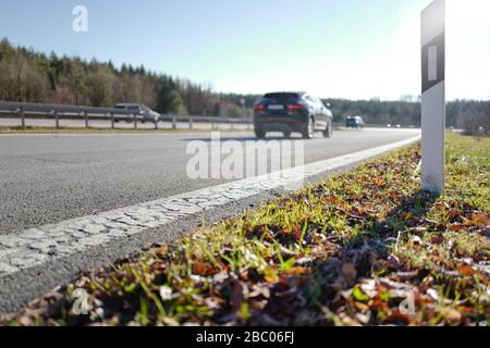 Auf dem Weg auf der A95 von München nach Garmisch. Auf dieser bei Rasern sehr beliebten Strecke kommt es zu vielen Unfällen. Hier die Einfahrt zur Autobahn. [Automatisierte Übersetzung] Stockfoto