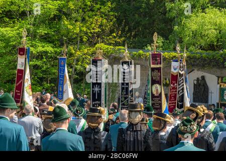 Die lange Prozession der Trachtler an der Tracht nach Maria Eck im Chiemgau, die jeden 3. Sonntag im Mai unter Beteiligung des Gauverbandes I der bayerischen Bergkostümkonservengesellschaften stattfindet, findet seit 1951 statt, Deutschland, Deutschland [automatisierte Übersetzung] Stockfoto