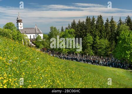 Die lange Prozession der Trachtler an der Tracht nach Maria Eck im Chiemgau, die jeden 3. Sonntag im Mai unter Beteiligung des Gauverbandes I der bayerischen Bergkostümkonservengesellschaften stattfindet, findet seit 1951 statt, Deutschland, Deutschland [automatisierte Übersetzung] Stockfoto