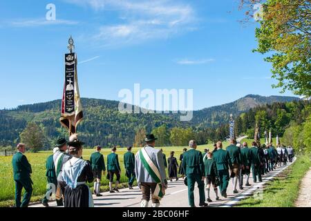 Die lange Prozession der Trachtler an der Tracht nach Maria Eck im Chiemgau, die jeden 3. Sonntag im Mai unter Beteiligung des Gauverbandes I der bayerischen Bergkostümkonservengesellschaften stattfindet, findet seit 1951 statt, Deutschland, Deutschland [automatisierte Übersetzung] Stockfoto