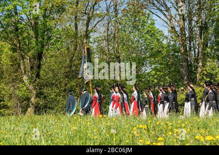 Die lange Prozession der Trachtler an der Tracht nach Maria Eck im Chiemgau, die jeden 3. Sonntag im Mai unter Beteiligung des Gauverbandes I der bayerischen Bergkostümkonservengesellschaften stattfindet, findet seit 1951 statt, Deutschland, Deutschland [automatisierte Übersetzung] Stockfoto