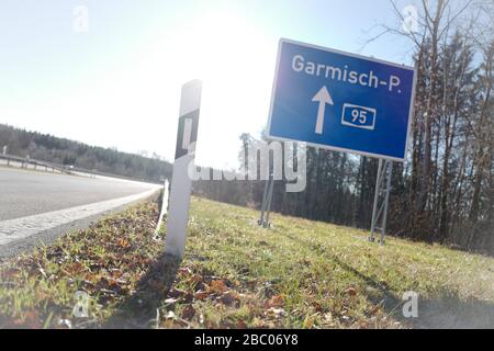 Auf dem Weg auf der A95 von München nach Garmisch. Auf dieser bei Rasern sehr beliebten Strecke kommt es zu vielen Unfällen. [Automatisierte Übersetzung] Stockfoto