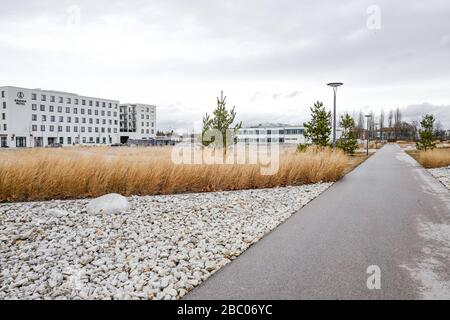 Der frisch bepflanzte Bereich zwischen Bodenseestraße, Centa-Hafenbrädl-Straße, Hans-Steinkohl- und Anton-Böck-Straße und Möbel Höffner soll die Versorgung mit Kaltluft im neu erbauten Stadtteil Freiham sicherstellen. [Automatisierte Übersetzung] Stockfoto