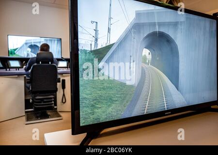 Auszubildende als Lokführer bei der S-Bahn München erwerben im Schulungszentrum in Steinhausen unter anderem am Fahrsimulator die notwendigen Fähigkeiten. Das Bild zeigt einen Seiteneinsteiger, der mit einer Computersimulation übt, die die Münchner S-Bahn-Stammstrecke in Echtzeit abbildet. [Automatisierte Übersetzung] Stockfoto