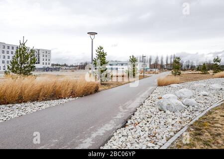 Der frisch bepflanzte Bereich zwischen Bodenseestraße, Centa-Hafenbrädl-Straße, Hans-Steinkohl- und Anton-Böck-Straße und Möbel Höffner soll die Versorgung mit Kaltluft im neu erbauten Stadtteil Freiham sicherstellen. [Automatisierte Übersetzung] Stockfoto