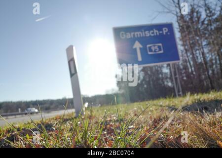 Auf dem Weg auf der A95 von München nach Garmisch. Auf dieser bei Rasern sehr beliebten Strecke kommt es zu vielen Unfällen. [Automatisierte Übersetzung] Stockfoto