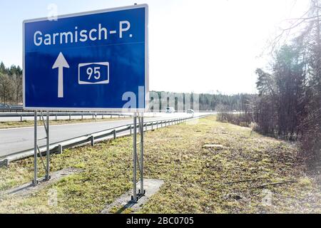 Auf dem Weg auf der A95 von München nach Garmisch. Auf dieser bei Rasern sehr beliebten Strecke kommt es zu vielen Unfällen. [Automatisierte Übersetzung] Stockfoto