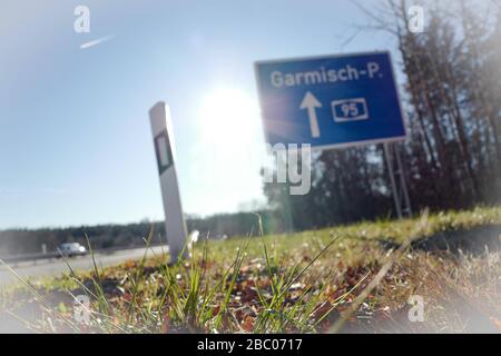 Auf dem Weg auf der A95 von München nach Garmisch. Auf dieser bei Rasern sehr beliebten Strecke kommt es zu vielen Unfällen. [Automatisierte Übersetzung] Stockfoto