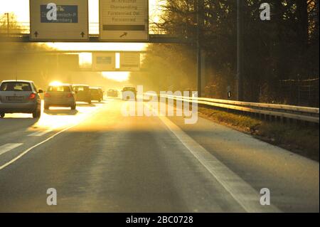 Auf dem Weg auf der A95 von München nach Garmisch. Auf dieser bei Rasern sehr beliebten Strecke kommt es zu vielen Unfällen. Hier blendendes Gegenlicht bei Sonnenuntergang. [Automatisierte Übersetzung] Stockfoto