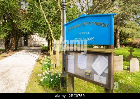 Blaues Schild und Hinweisschild am Eingang der St Thomas' Church, Perry Green, Much Hadham, Hertfordshire. GROSSBRITANNIEN Stockfoto