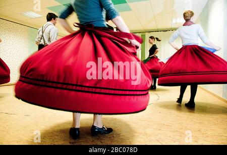 Mitglieder des jüngsten Trachtenvereins Bayerns, D'Moasawinkler aus Mammendorf, üben Volkstanz und Schuhplatteln. [Automatisierte Übersetzung] Stockfoto