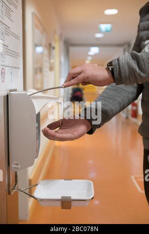 Desinfektionsmittel und verschärfte Hygienemaßnahmen zum Schutz vor dem Corona-Virus und anderen Erregern (wie Influenza) im alten Volksheim der städtischen Münchner Stift an der Effnerstraße. [Automatisierte Übersetzung] Stockfoto