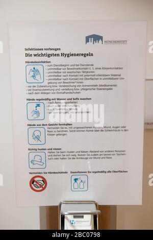 Desinfektionsmittel und verschärfte Hygienemaßnahmen zum Schutz vor dem Corona-Virus und anderen Erregern (wie Influenza) im alten Volksheim der städtischen Münchner Stift an der Effnerstraße. [Automatisierte Übersetzung] Stockfoto