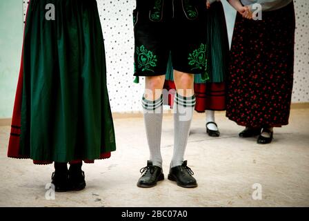 Mitglieder des jüngsten Trachtenvereins Bayerns, D'Moasawinkler aus Mammendorf, üben Volkstanz und Schuhplatteln. [Automatisierte Übersetzung] Stockfoto