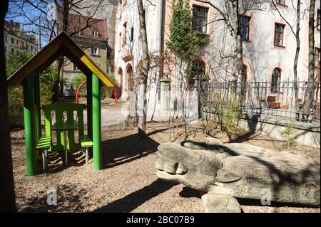 Der städtische Kindergarten und die Grundschule an der Kirchenstraße in Haidhausen sind wegen der Coronavirus-Pandemie geschlossen. Das Bild zeigt den leeren Spielplatz. [Automatisierte Übersetzung] Stockfoto
