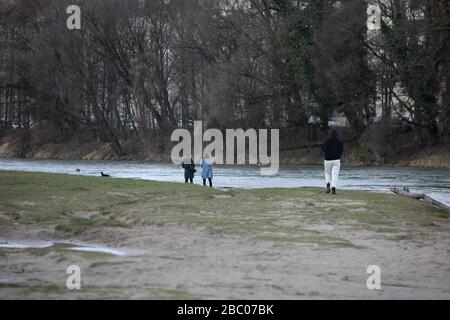 Auswirkungen der Corona-Krise in München. Das Isarufer südlich der Reichenbachbrücke. [Automatisierte Übersetzung] Stockfoto