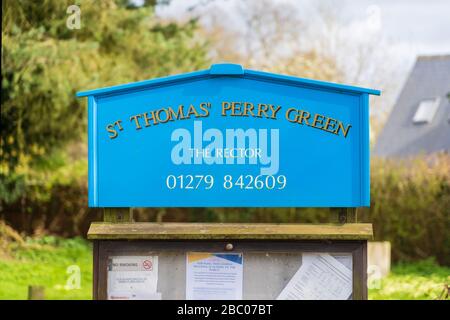 Blaues Schild und Hinweisschild am Eingang der St Thomas' Church, Perry Green, Much Hadham, Hertfordshire. GROSSBRITANNIEN Stockfoto