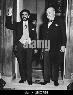 Winston Churchill mit Kaiser Haile Selassie von Äthiopien. Oktober 1954 Stockfoto